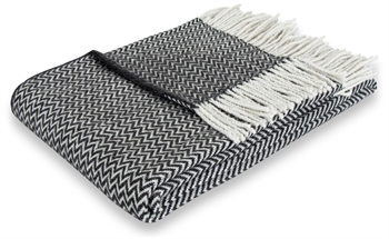 Wool throw with finely combed wool - 130x200 cm - Soft wool blanket with anthracite zigzag pattern - By Borg throw